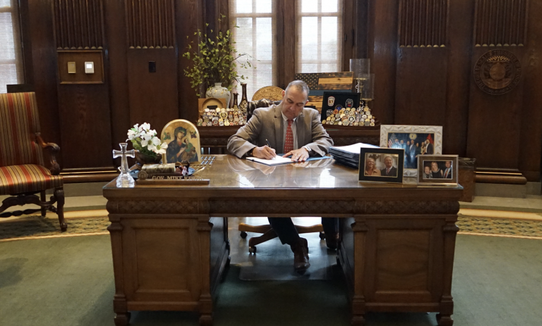 Gobernador MIke Kehoe firmando legislación en su despacho de Jefferson City - foto archivo